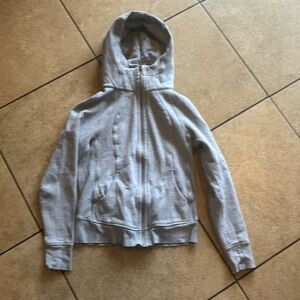 I am selling a Lululemon scuba size 6